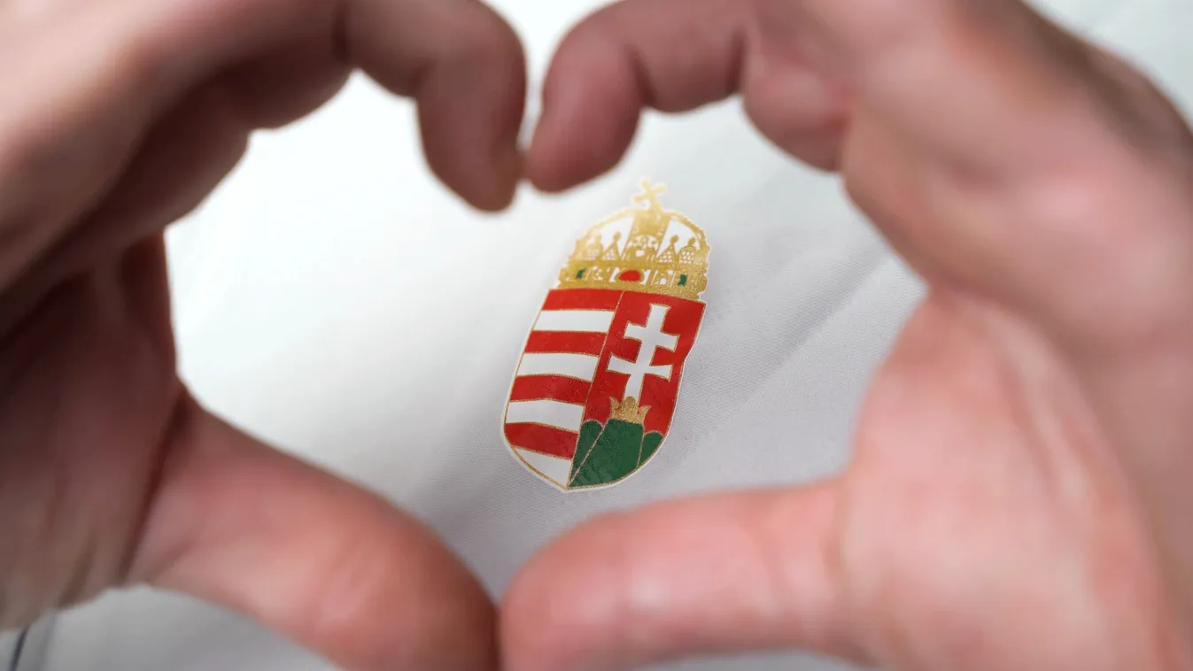 Kvíz: magyar címer felett szív alakot formáló kezek