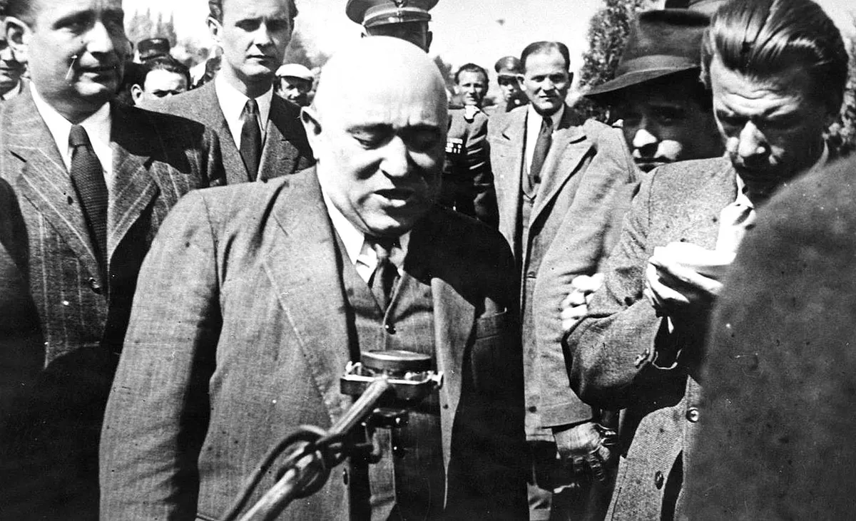 Rákosi Mátyás mikrofonba beszél