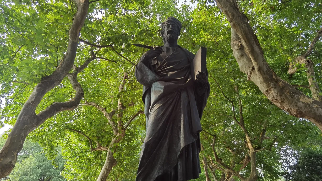 Marco Polo szobra fák közé magasodva