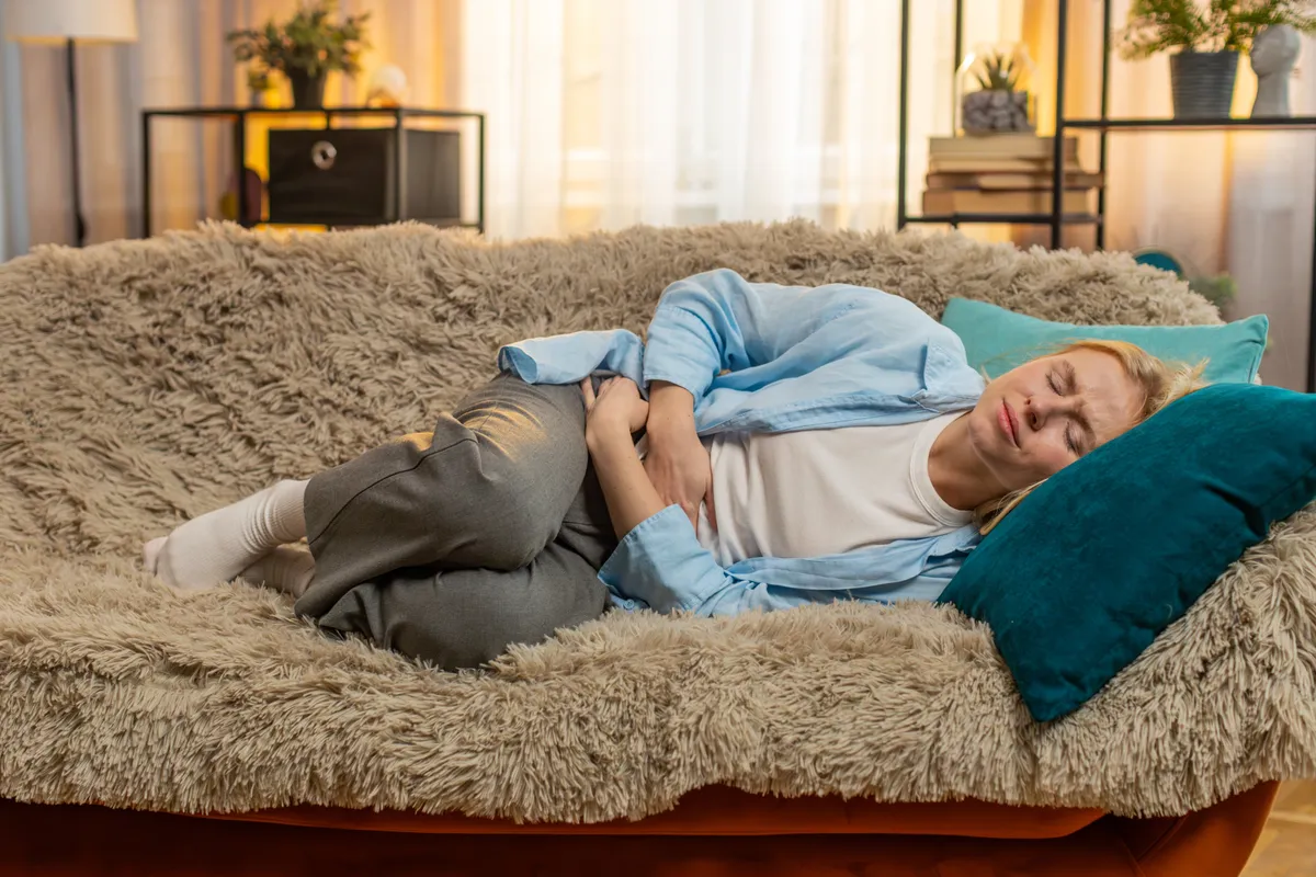 Idős nő, akinek emésztési panaszai vannak