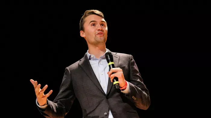 Charlie Kirk felesége zokogva omlott a koporsóra