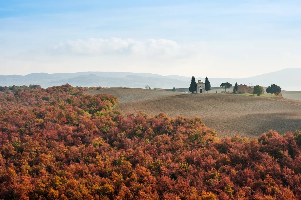 Az olaszországi Toszkánában, a festői Val d'Orcia dombságon található Cappella della Madonna di Vitaleta kápolna egész Olaszország egyik legtöbbet fényképezett helyszíne, amely az év minden szakában lenyűgöző, de amikor az őszi ködök rátelepszenek a tájra, végképp ellenállhatatlan.