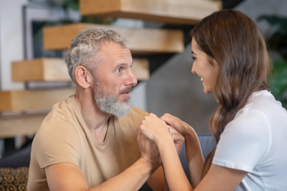 Egy beszélgető pár, akik között nagy a korkülönbség