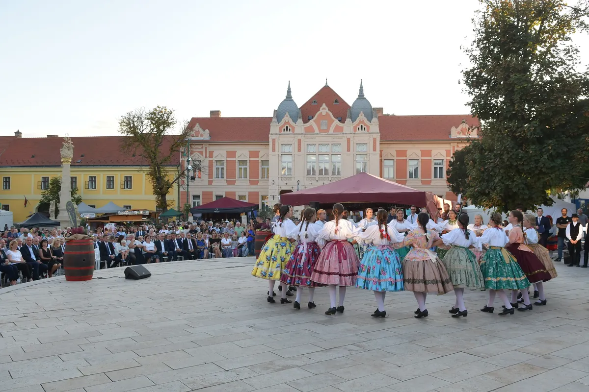 néptáncosok a szekszárdi szüreti felvonuláson