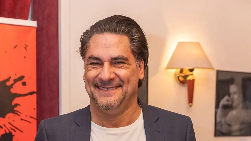 A Nagy Ő szerepét 2022-ben Árpa Attila vállalta el, elvileg édesanyja miatt. 