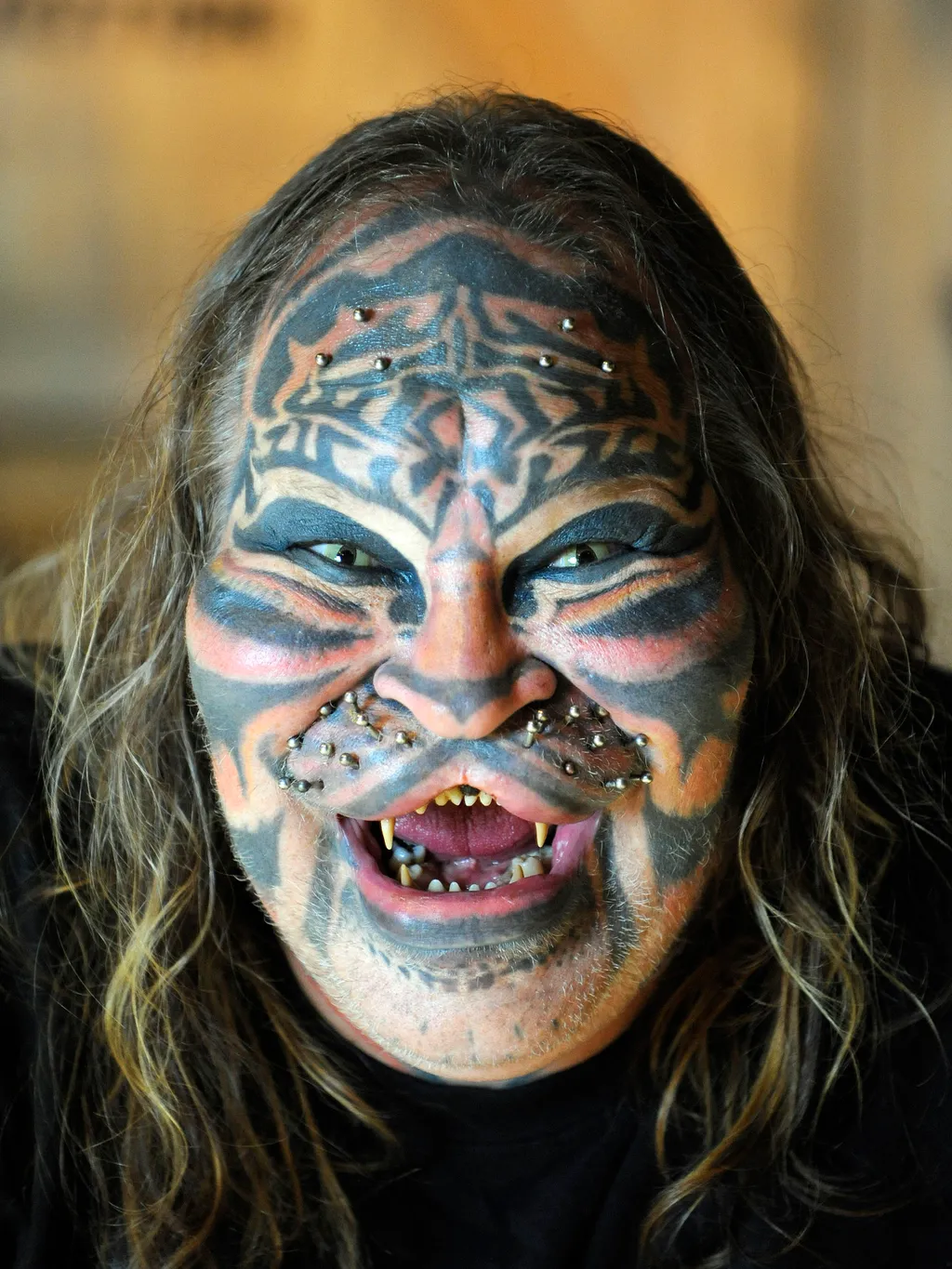 macskaember, testmódosítás, implantátum, piercing, tetoválás, tetkó, arctetoválás
