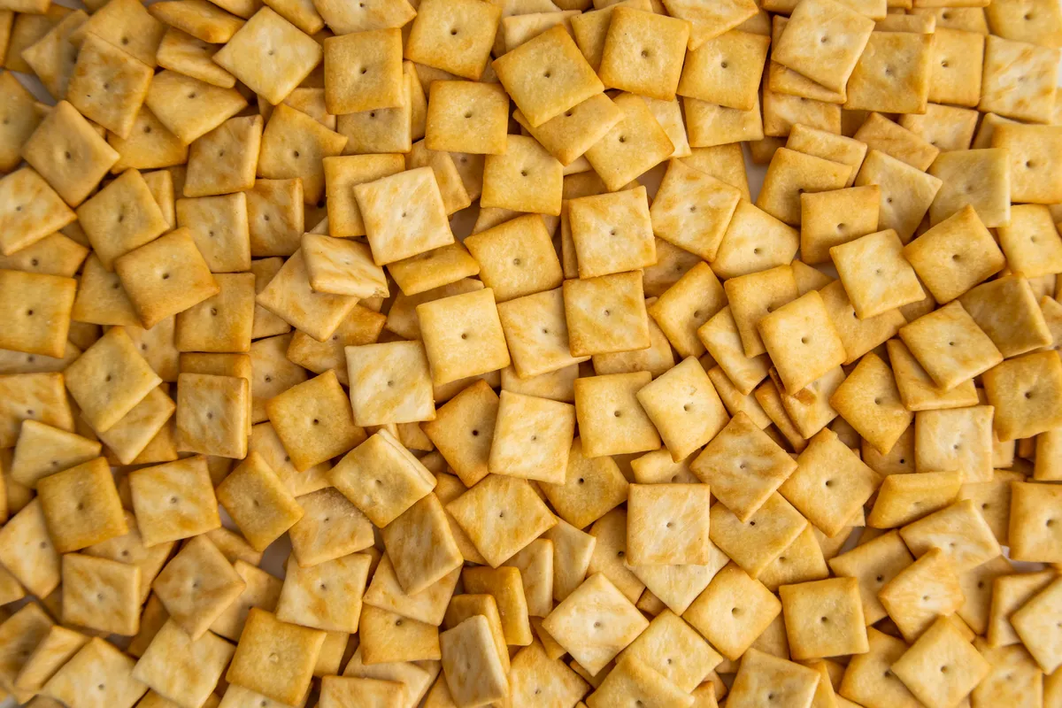 Egy tepsi sajtos kréker receptjét megtalálod a cikkben.