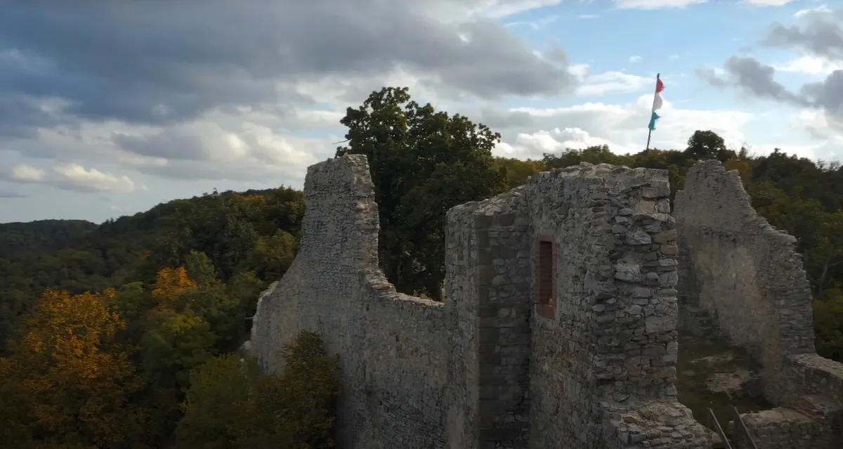 Keszthelyi-hegység, Rezi vár, kora őszi lombok