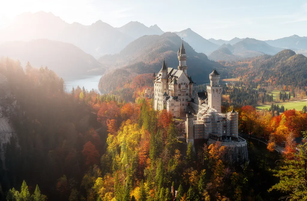 A Németország déli részén található Neuschwanstein kastély II. Lajos bajor király gyermekkori álmaként valósult meg, ma pedig UNESCO Világörökségi helyszín, amely őszi pompájában még elragadóbb, mint máskor.