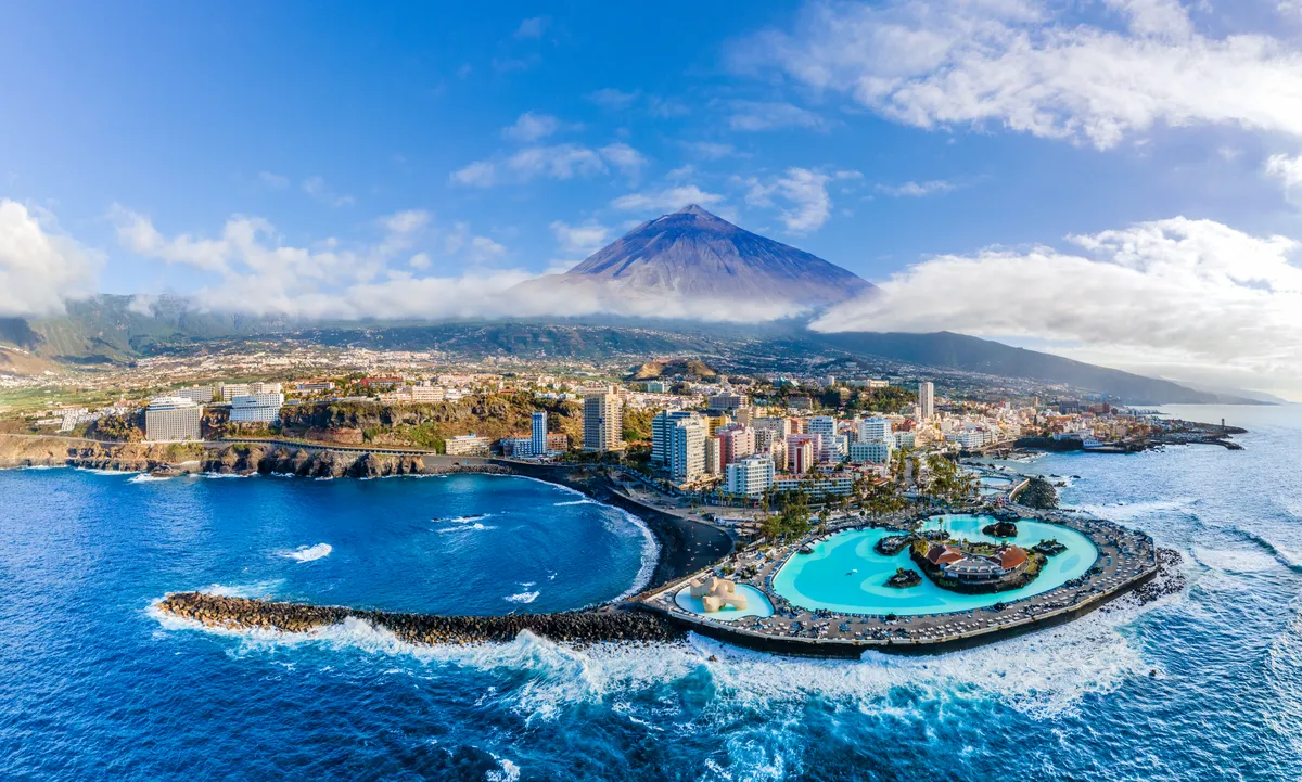 Kanári-szigetek, Tenerife Puerto de la Cruz városával és a Teide vulkánnal
