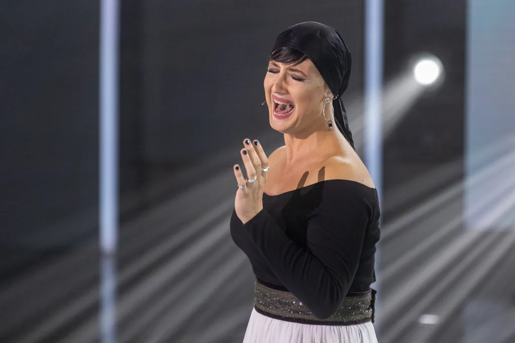 Peter Sramek, aki végül meg is nyerte az All Stars első évadot, Tóth Gabi bőrébe bújva olyat énekelt, hogy sokan viccesen meg is jegyezték, hogy jobb volt mint az eredeti