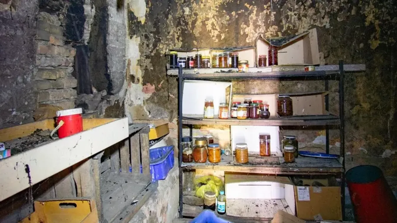 Üres babaágy és whiskys üveg az asztalon: mindent hátrahagyva tűnt el a magyar család - galéria
