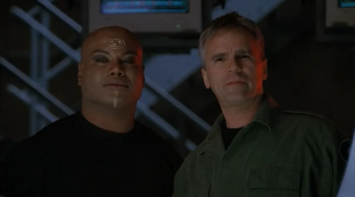 A Csillagkapu sorozat karakterei Jack O’Neill ezredes és Teal’c. Előbbit Richard Dean Anderson utóbbit pedig Christopher Judge alakította. 