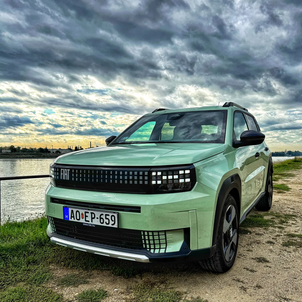 Fiat Grande Panda Hybrid, türkizkék színben a Duna-parton áll.