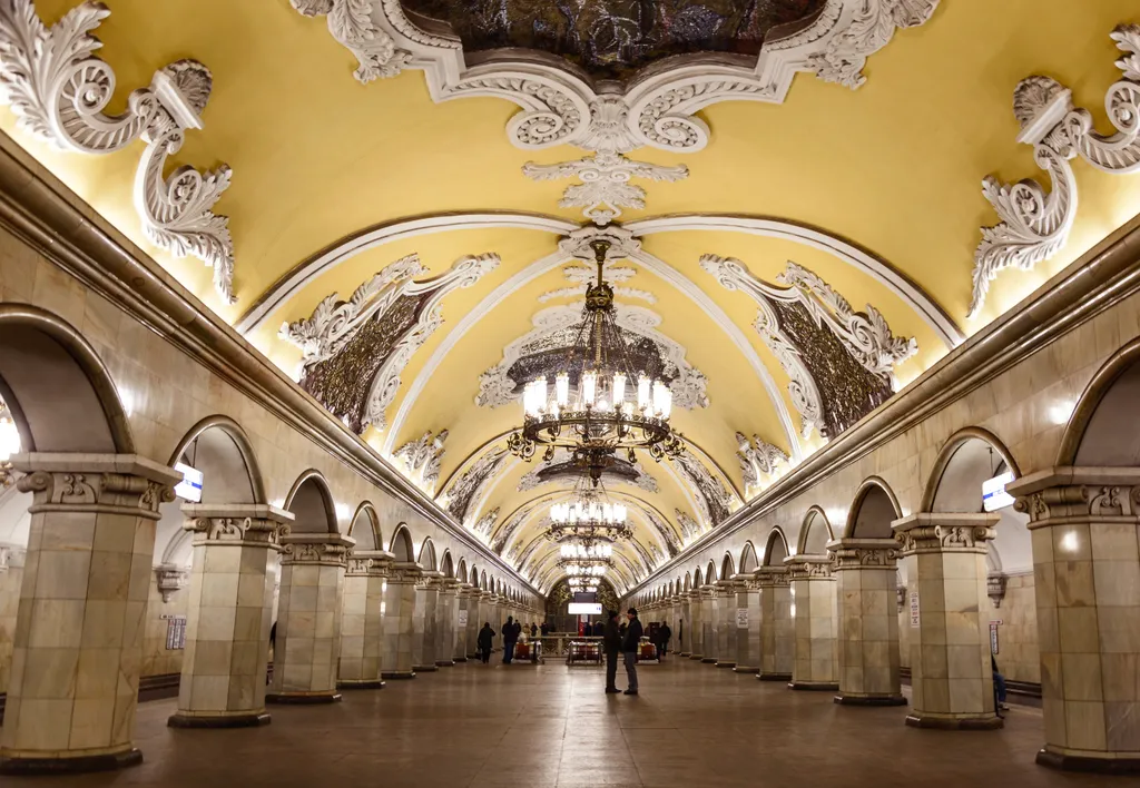 A moszkvai Komszomolszkaja metróállomás élénk sárga falai, barokk stílusú mennyezete és lenyűgöző mozaikjai, köztük Lenin híres ábrázolása, a város egyik legimpozánsabb föld alatti csodájává teszik.