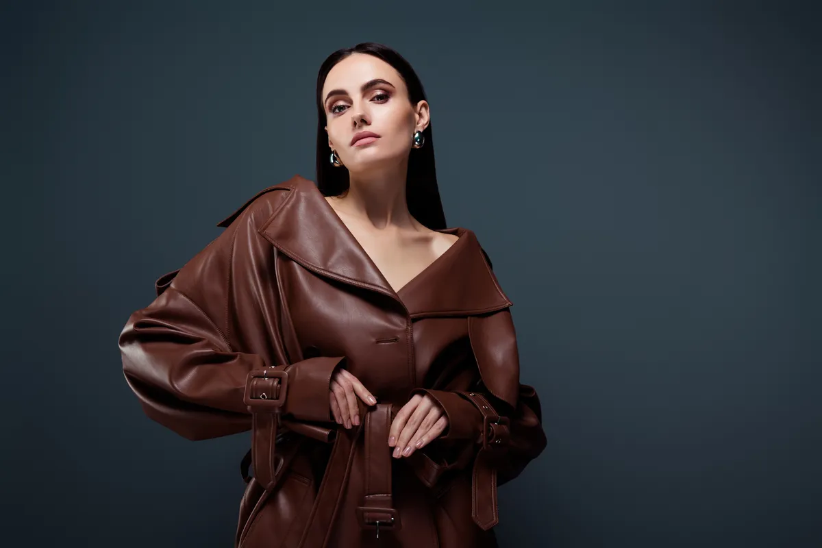 Mocha mousse barna kabátot viselő nő