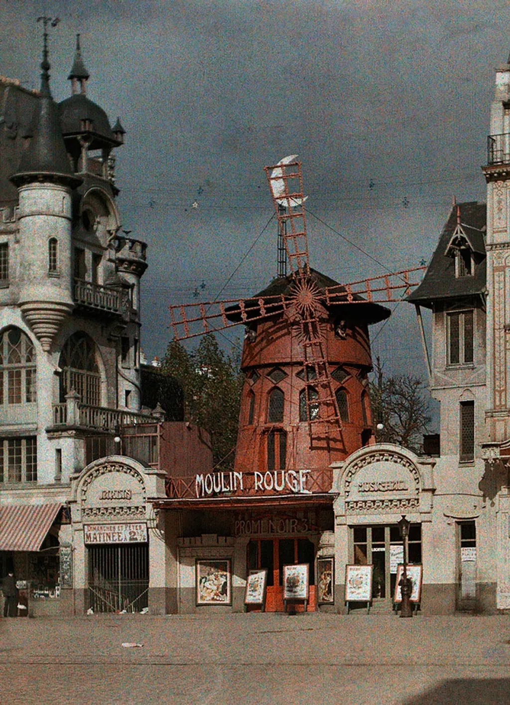 A párizsi Moulin Rouge az 1915-ös tűzvész előtt;  új Moulin Rouge-t 1921-ben nyitották meg.