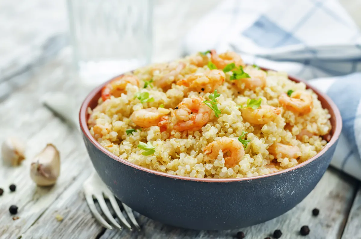 Fokhagymás garnélarák quinoával recept