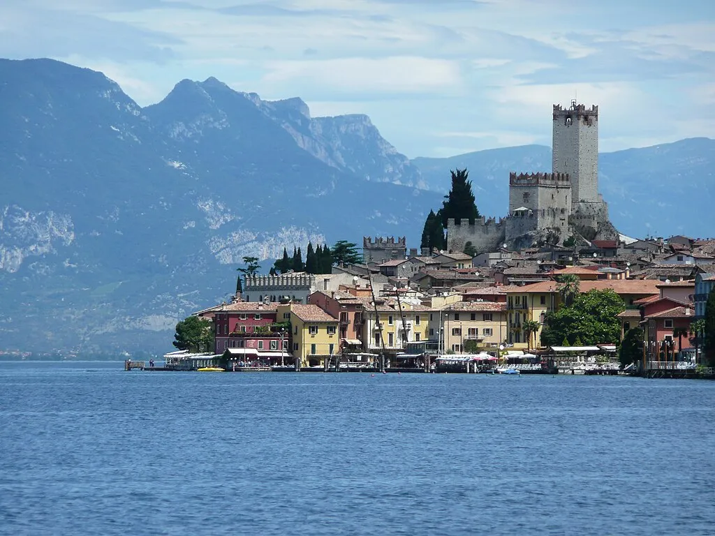 A Garda-tó festői kisvárosa, Malcesine házaival és várával
