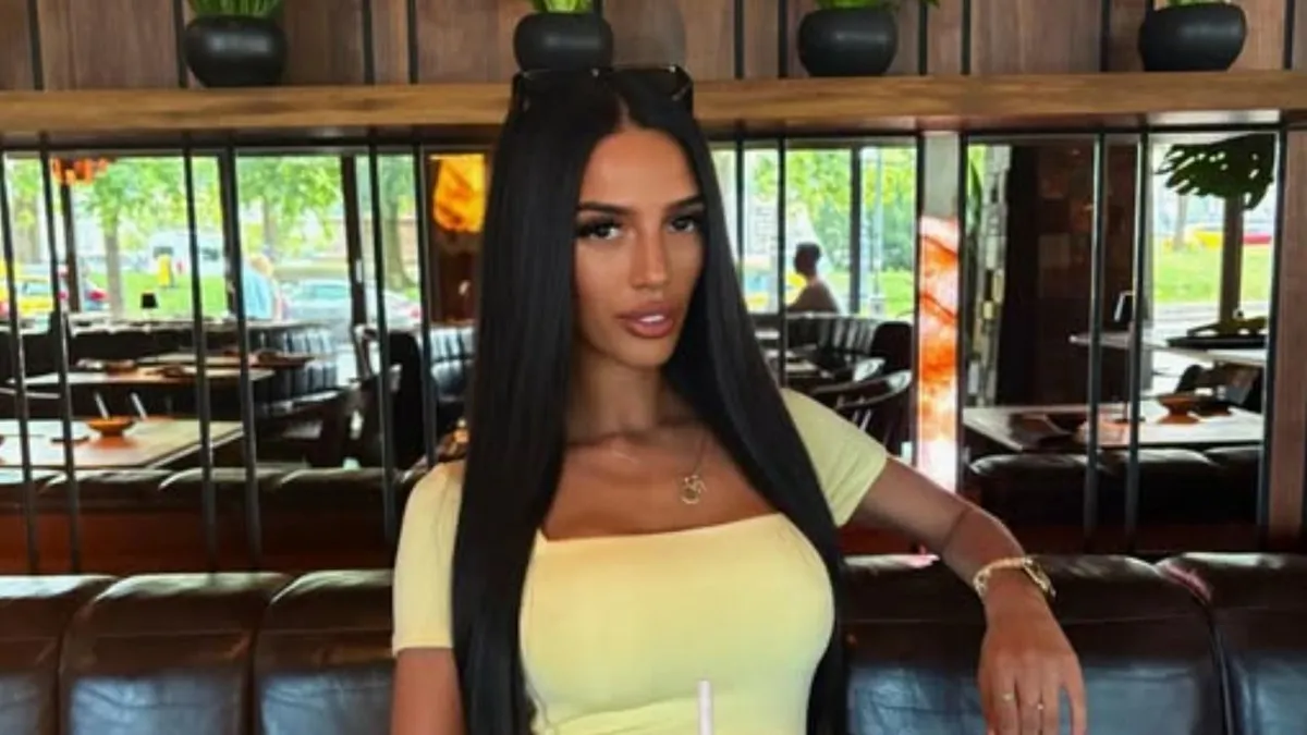 Kunu Alexandra eladja a Kunu Máriótól kapott autót.