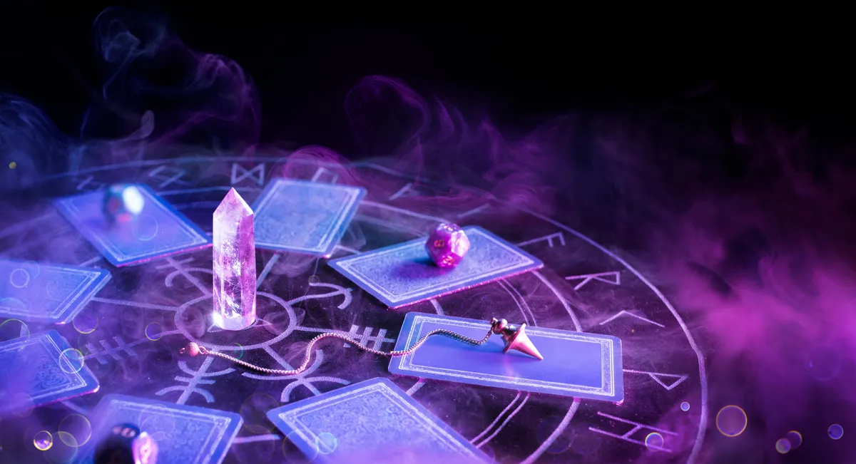 a tarot lapjai és kristályok a jóslás eszközei