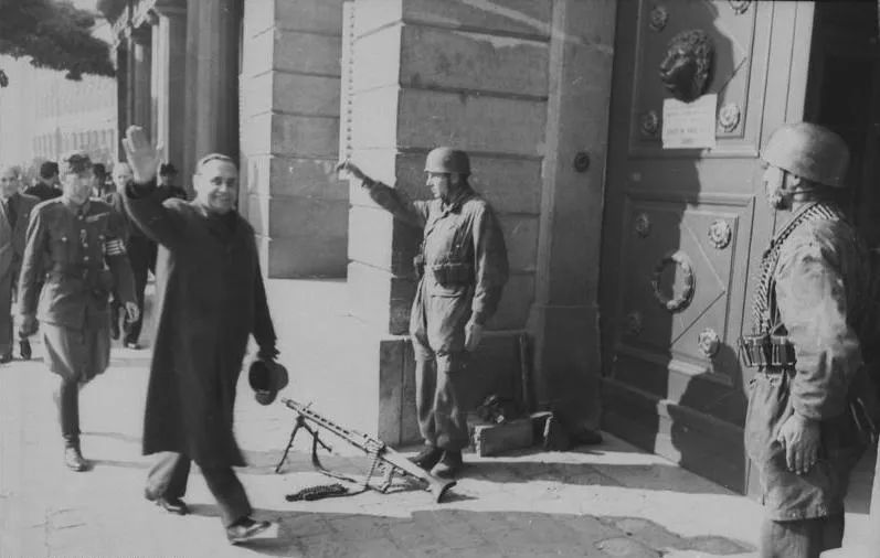 Szálasi Ferenc a nyilas párt vezetője a Honvédelmi Minisztériumba érkezik 