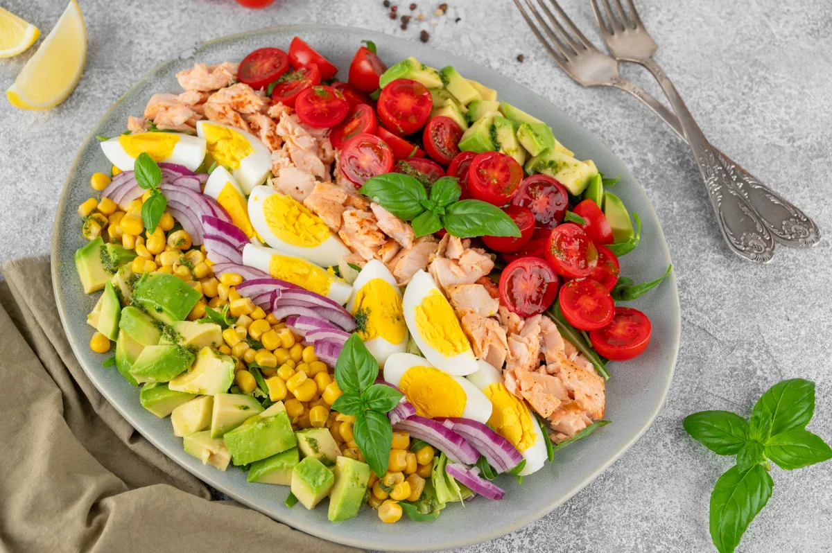 Magas fehérjetartalmú, avokádós, csirkés, tojásos tál recept