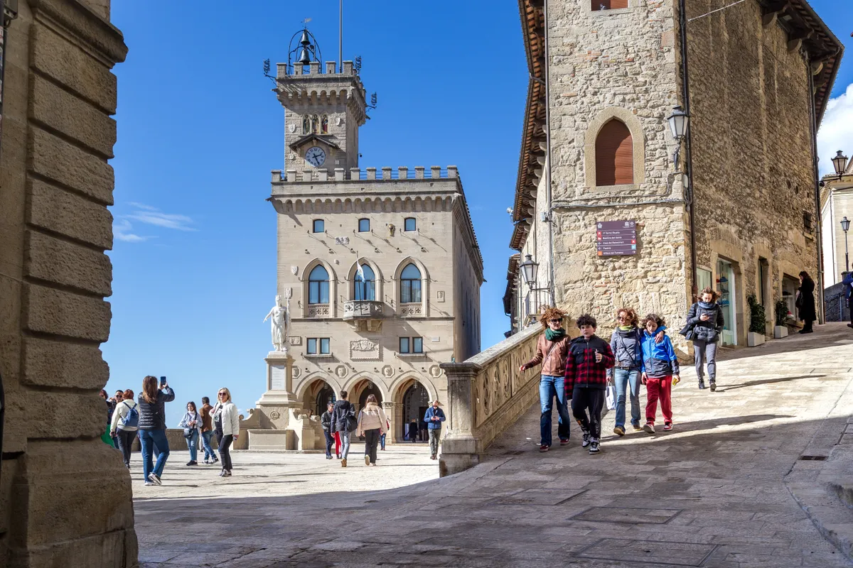 San Marino, főtér a Palazzo Publicoval, turisták