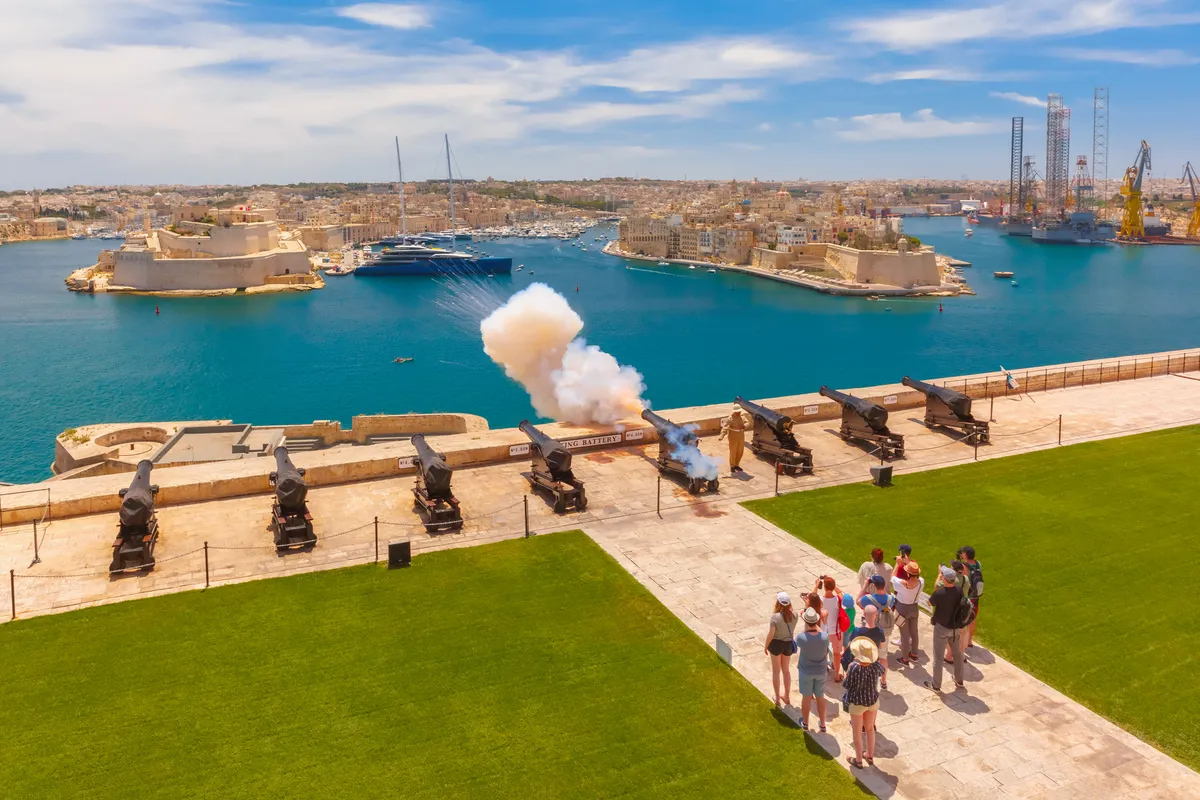 Málta, Valletta, a Saluting Battery ágyúlöései