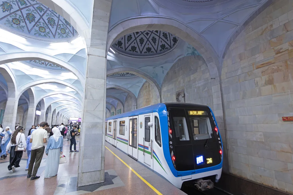 Üzbegisztánban a taskenti metró nemcsak a helyiek közlekedését szolgálja, hanem lenyűgöző művészeti installációival és tematikus állomásaival Taskent egyik legérdekesebb turisztikai látnivalója is.