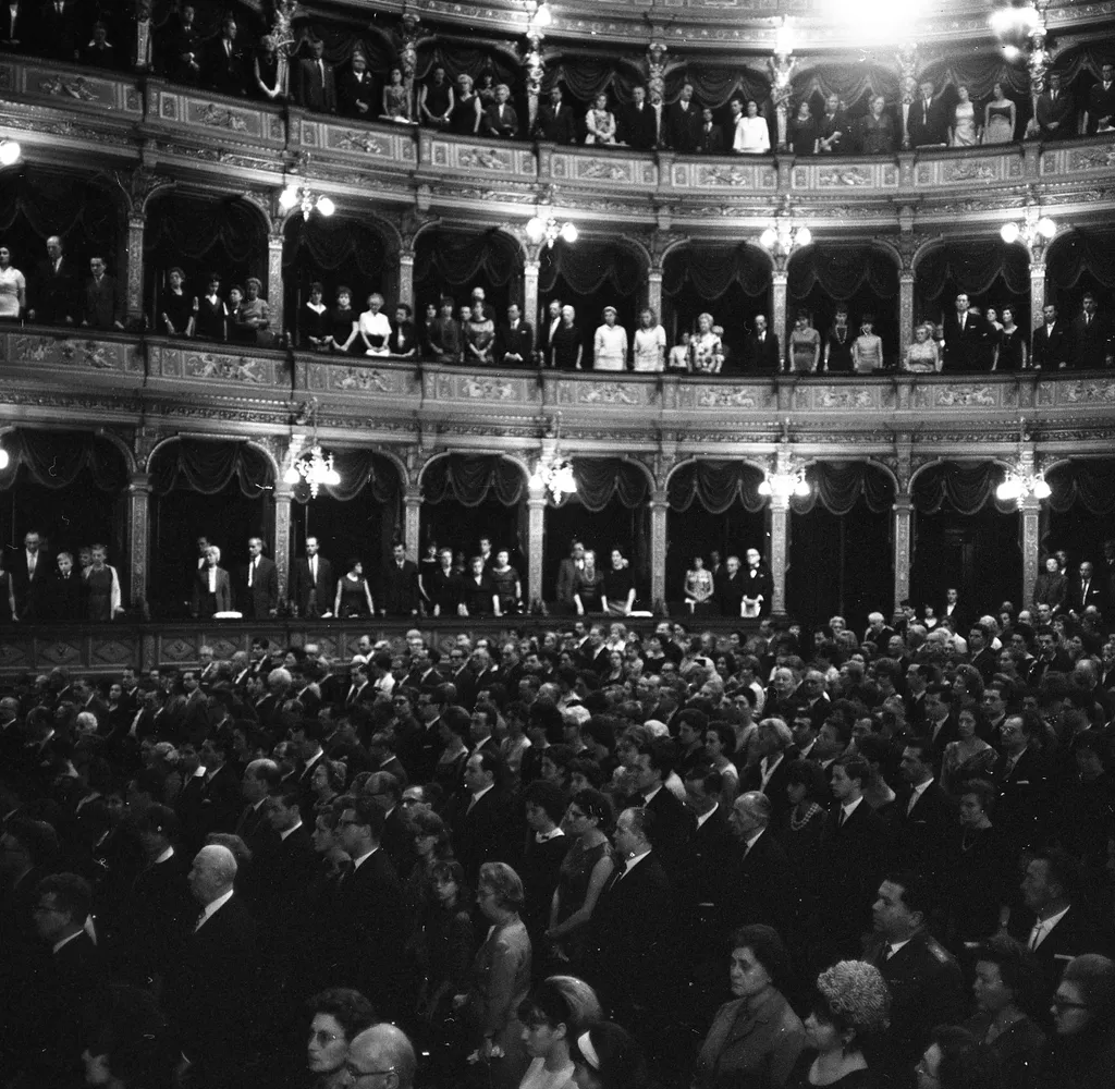 Magyar Állami Operaház – az évadnyitó előadás közönsége a Himnuszt hallgatja 1965. szeptember 16-án