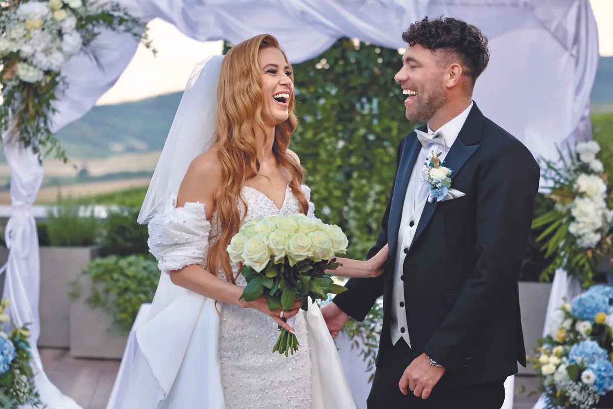 Krausz Gábor esküvő HOT! MAGAZIN CÍMLAP FELTÖLTÉSEKNIKIKrausz Gábor és Mikes AnnaÁbel Anita  EdinaGáspár BeaAdriánÖrdög Nóra