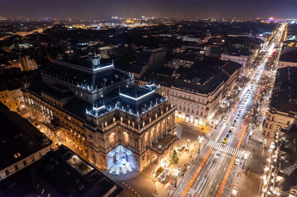 A Magyar Állami Operaház madártávlatból, napjainkban