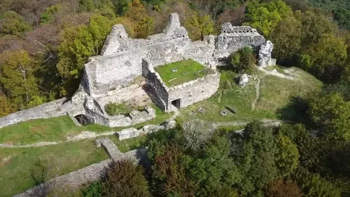 Őszi barangolás a Keszthelyi-hegységben: Rezi és Tátika vára