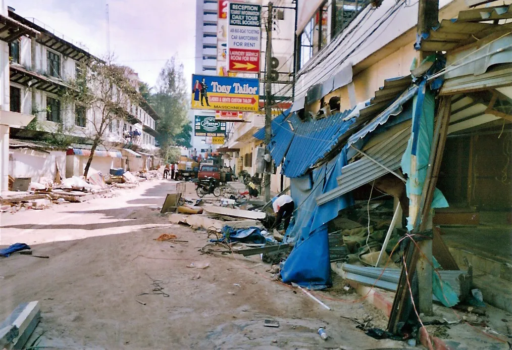 szökőár, 2004-es indiai-óceáni cunami, Thaiföld, Patong Beach, romok