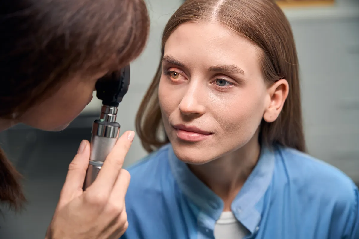 Fiatal nő szemorvosi vizsgálaton