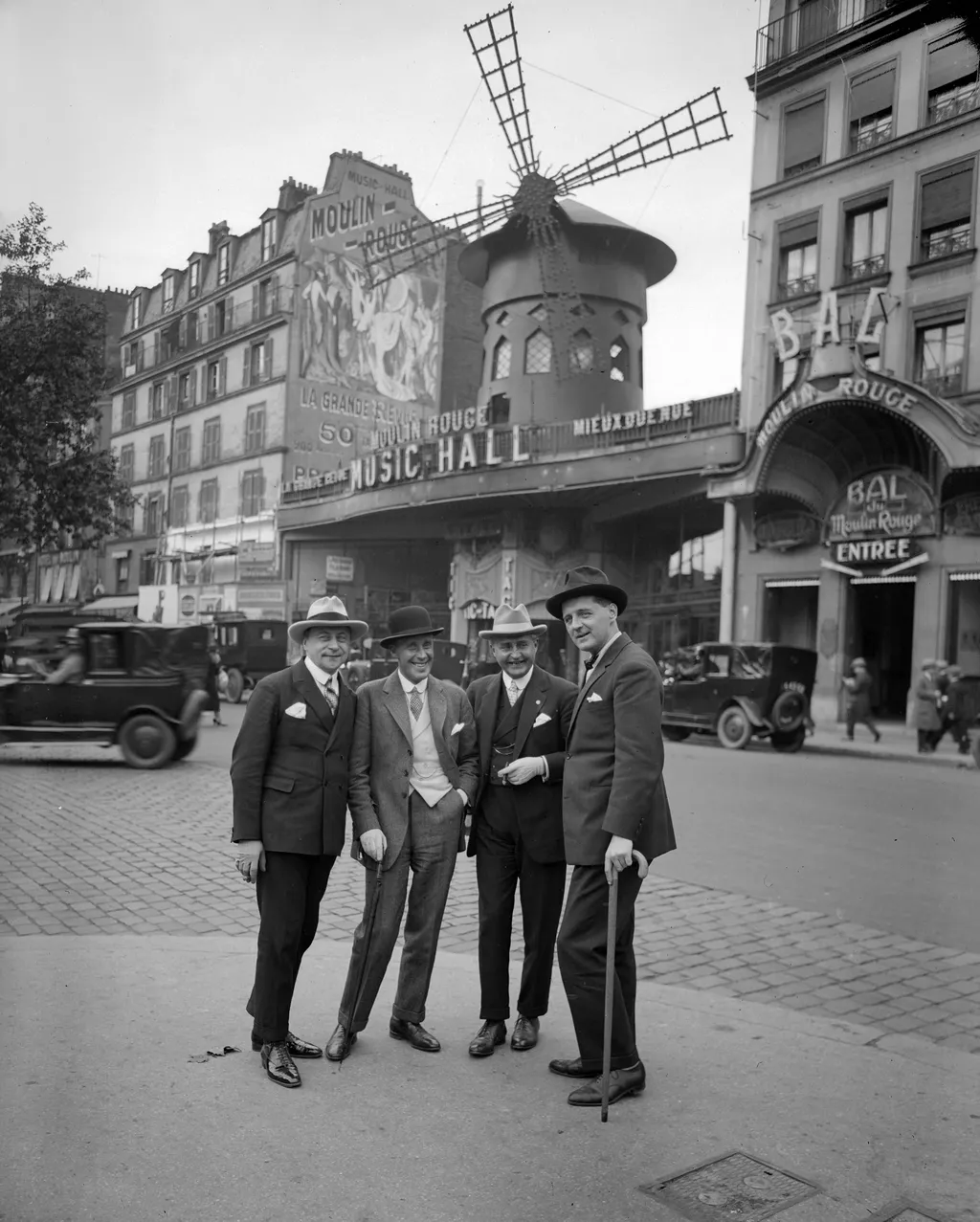 A Moulin Rouge hosszú évtizedek óta turisztikai látványosság , amely főként zenés táncos szórakozást kínál a világ minden tájáról érkező látogatóknak.