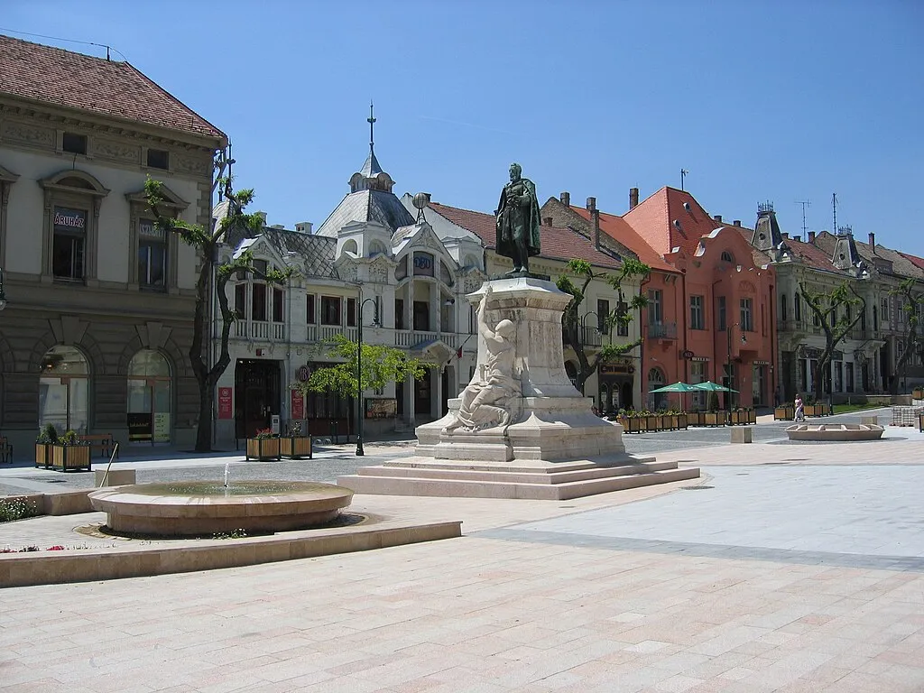 Szekszárd belvárosa a Garay-szoborral