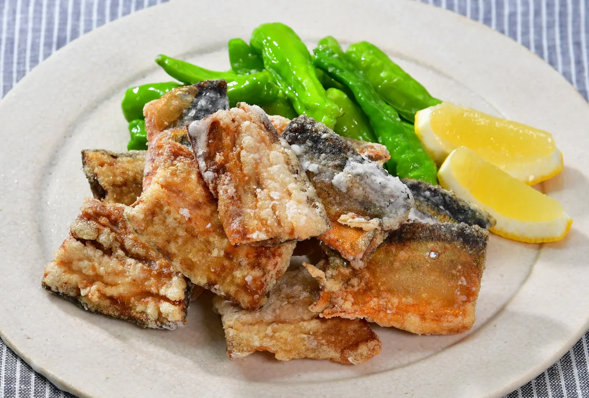 D-vitaminban gazdag tengeri halszeletek tányéron paprikával és citrommal