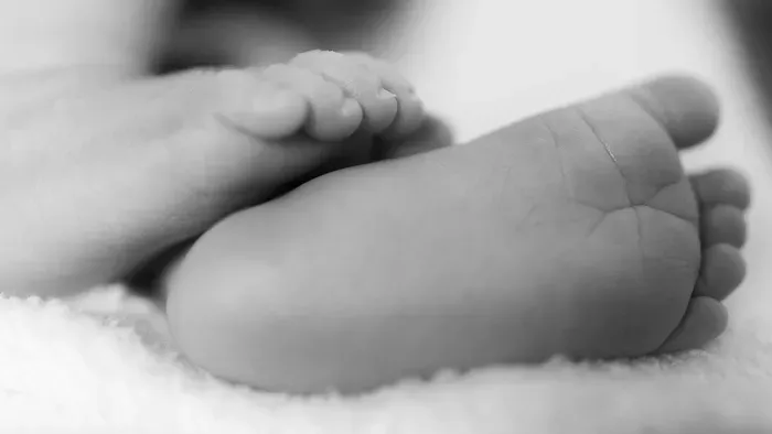 Sokkoló: holtan találtak rá a pár hetes csecsemőre