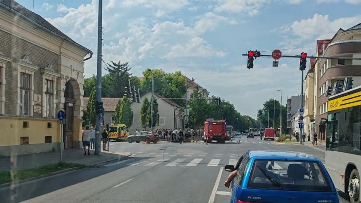 Tűzoltók siettek a helyszínre: brutális baleset Debrecen belvárosában – fotó