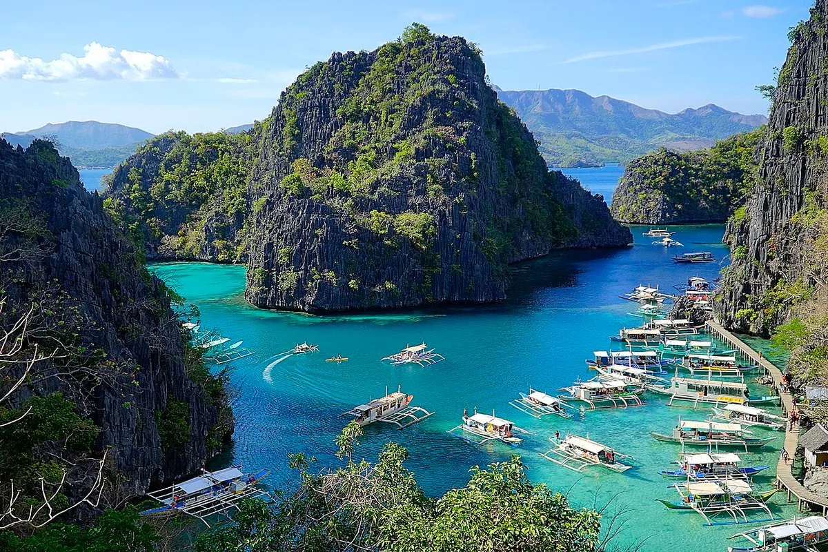Maldív-szigetek, a Fülöp-szigeteki Palawan paradicsomi környezete öblökkel, dzsungel borította hegyekkel