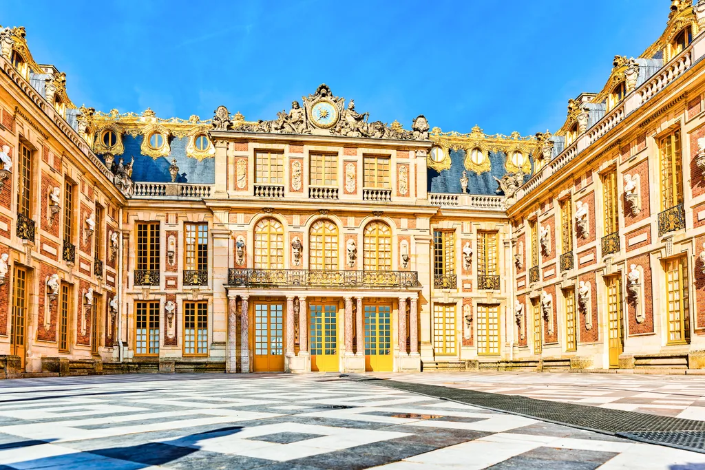 Az európai kastélyépítészet csúcspontjának tartott versailles-i kastély 1682-től 1789-ig, vagyis a francia forradalomig volt a francia királyok lakhelye.