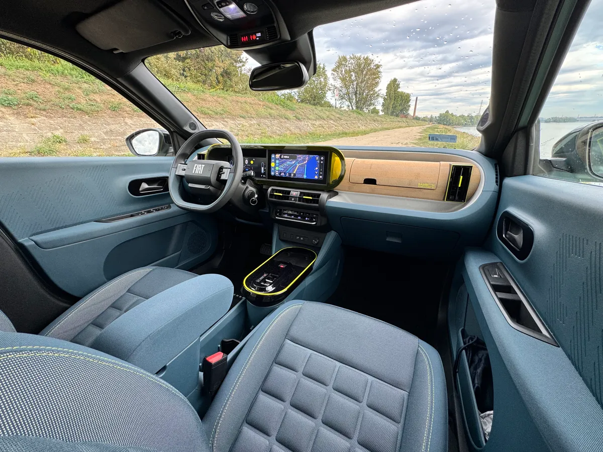 Fiat Grande Panda Hybrid belső tere, ülések, kormány, kijelzők.