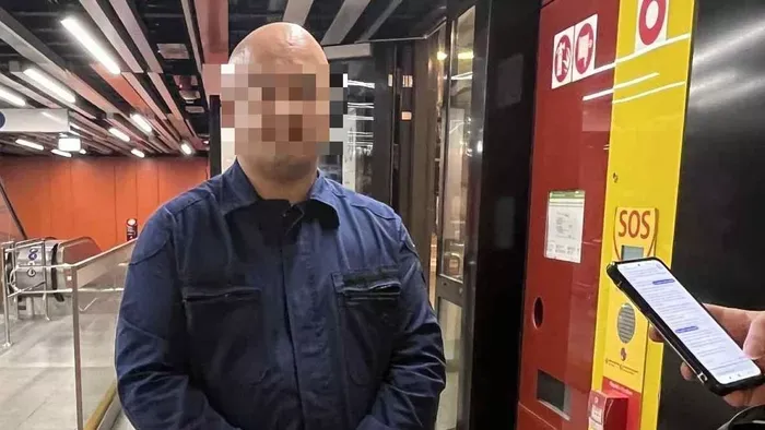 Rendőrjelmezben pózolt a Nyugatinál, ez lett a vége - Videó!