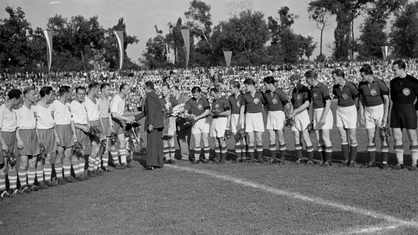 A legendás Aranycsapat tagjai egy mérkőzés előtt