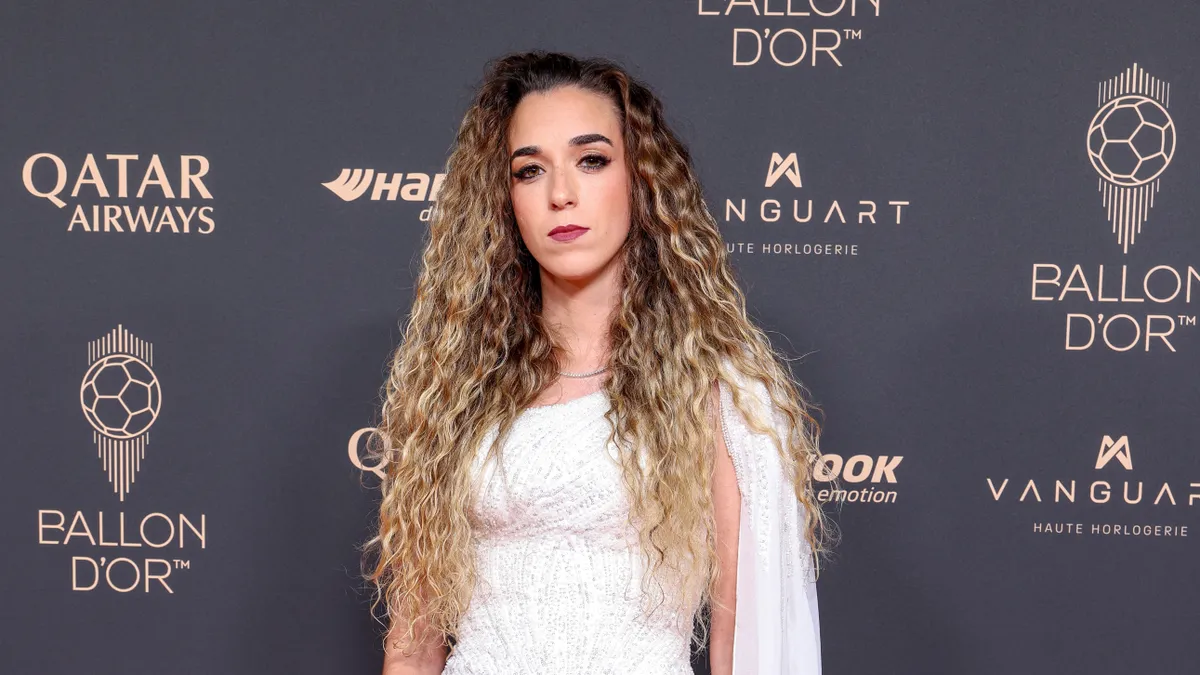 Diogo Jota özvegye, Rute Cardoso fehér estélyiben, kezében egy rózsafűzérrel jelent meg az Aranylabda átadón.