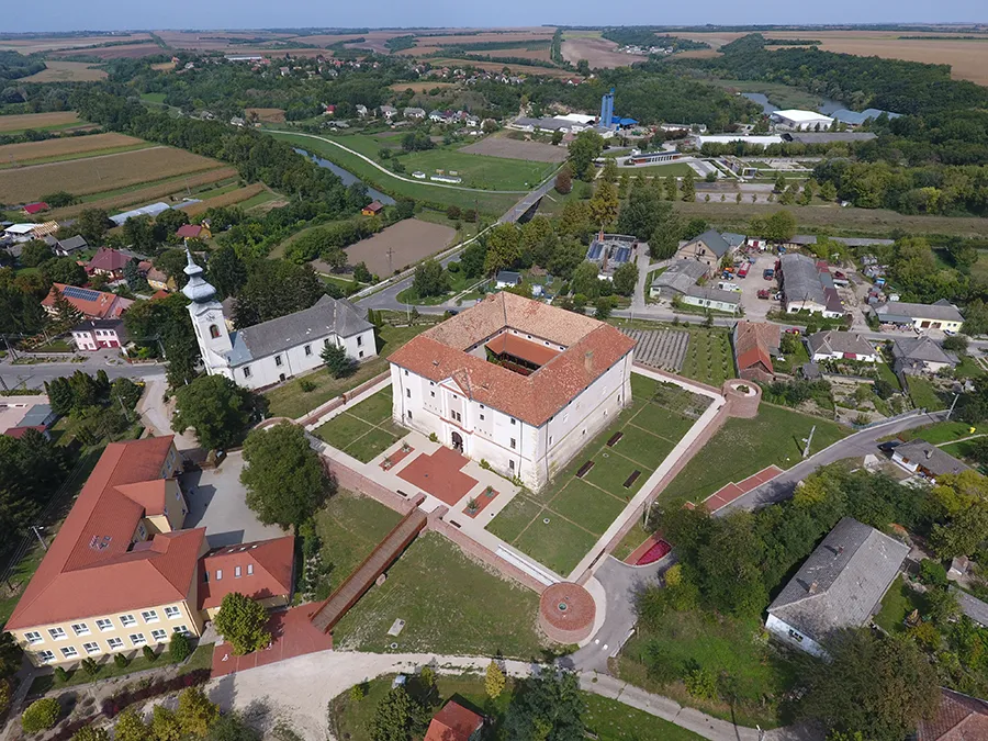 Ozora Ozorai Pipo várkastélyával és a templommal