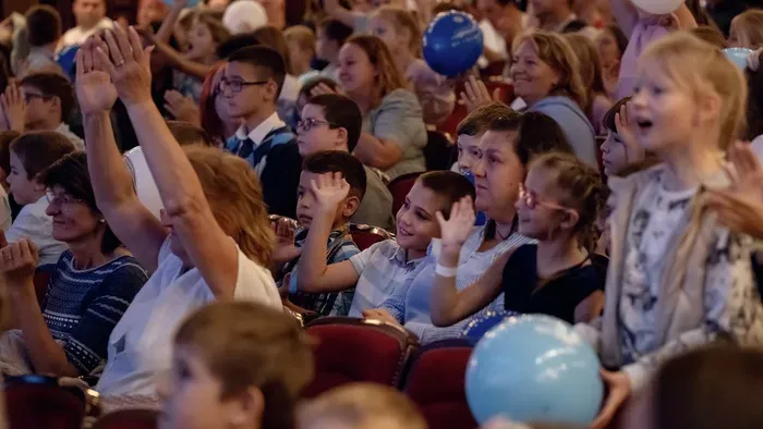 Rászoruló gyerekek nézhették meg a Jégvarázst premier előtt
