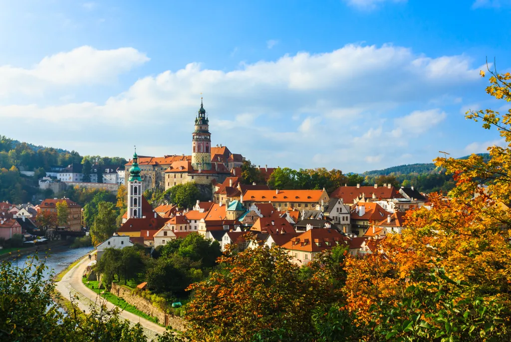 A vár jelképe az 54 méter magas kör alakú, reneszánsz stílusú vártorony (Zámӗcká vӗž), melynek erkélyéről lélegzetelállító panoráma nyílik a városra, a Moldva kanyarulatára, a környező erdőkre.